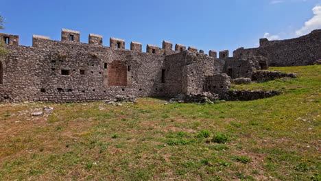 Las-Paredes-Con-Las-Almenas-Del-Museo-Del-Castillo-De-Chlemoutsi,-Grecia.