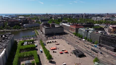 Dolly-Aéreo-Sobre-La-Plaza-Del-Parque-En-Helsinki,-Finlandia,-En-Un-Hermoso-Día-De-Verano