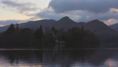 Der-Lake-District-Derwentwater-In-Der-Englischen-Cumbria-Unter-Einem-Bewölkten-Himmel