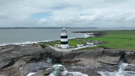 Wexford-Epic-Locations-Drone-Cierra-La-órbita-Del-Faro-De-Hook-Head,-Una-De-Las-Atracciones-Turísticas-Más-Populares-De-Irlanda