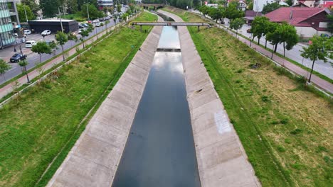 Drohnenaufnahmen-Des-Flusses-Bahlui-Aus-Iasi,-Rumänien