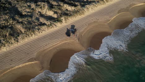 Coches-En-La-Playa-Con-Turistas-Visitando-Preston-Beach-Al-Atardecer