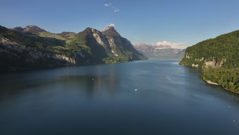 Herrliche-Aussicht-Auf-Den-Walensee-Und-Die-Berge-In-Zeitlupe,-Schweiz