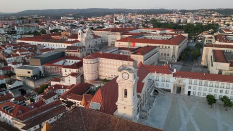 Universidad-De-Coimbra-En-Portugal---Antena-De-La-Torre-Del-Reloj-Y-La-Bandera-Portuguesa