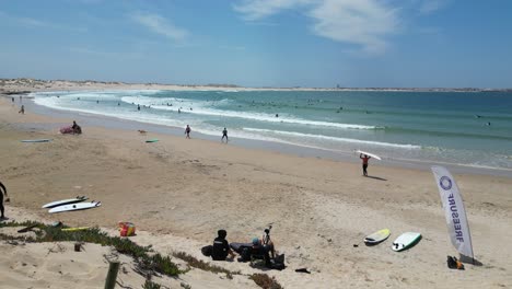 Leute,-Die-Am-Strand-Von-Baleal-In-Peniche,-Portugal-Surfen