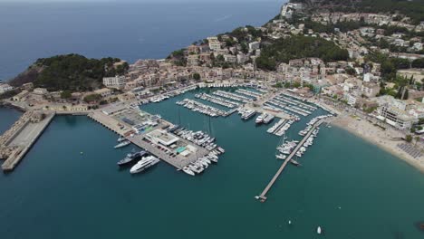 Puerto-Deportivo-De-La-Ciudad-Costera-De-Port-Soller-En-Mallorca,-Islas-Baleares,-España