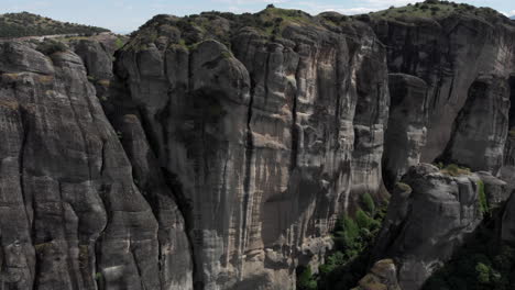 Nahaufnahme-Drohnenflug-Felsformation-Felsbrocken-Säulen-Meteora-Region-Tag-Griechenland