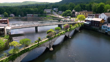 Puente-De-Flores-Y-Puente-De-La-Calle-Que-Cruza-El-Río-Deerfield-En-Shelburne-Falls,-Massachusetts