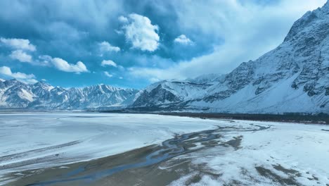 Paisaje-Cubierto-De-Nieve-De-Skardu-Con-Hermoso-Paisaje-Nublado-Durante-La-Mañana-De-Invierno-En-Pakistán