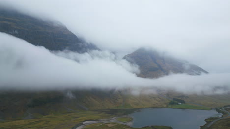 Nubes-Entre-Las-Tierras-Altas-De-La-Montaña-De-Glencoe-Pedestal-Aéreo