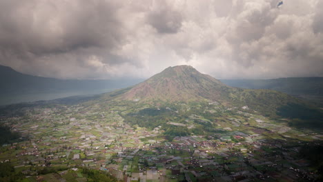 Vista-Aérea-Del-Volcán-Activo-Del-Monte-Batur-En-La-Isla-De-Bali,-Indonesia.