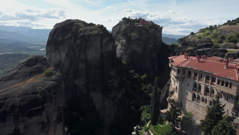 Vista-Aérea-Monasterio-De-Varlaam-Meteora-Grecia-Día-Soleado-Primavera