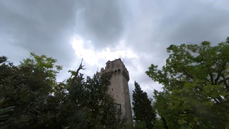 Weitwinkel-Zeitlupenaufnahme-Des-Burgturms-Auf-Dem-Berg-Titano-In-San-Marino