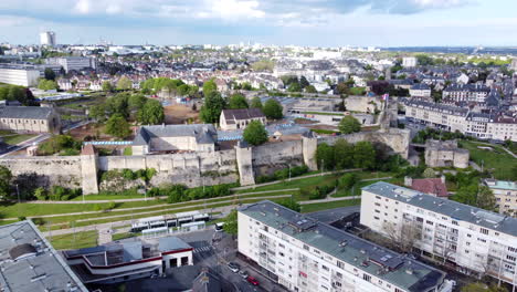 Sonniger-Luftrückzug-Vom-Schloss-Caen-Und-Dem-Stadtzentrum-In-Frankreich