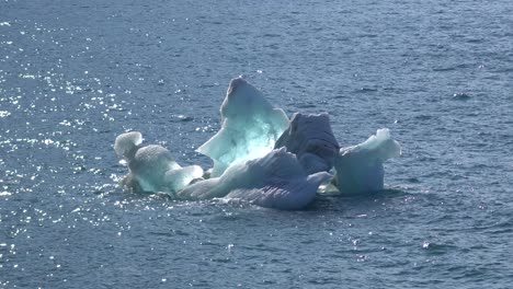 Formación-De-Hielo-Glaciar-Derritiéndose-En-El-Mar-ártico-En-Un-Día-Soleado-De-Verano,-Calentamiento-Global-Y-Concepto-De-Cambio-Climático