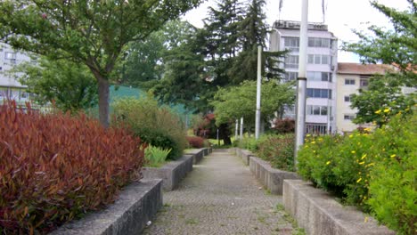 Statische-Aufnahme-Von-Einem-Spazierweg-In-Einem-Kleinen-Park-In-Porto,-Portugal