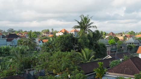 Asentamientos-De-La-Ciudad-De-Ubud-Con-Paisaje-Natural-Tropical-En-La-Isla-De-Bali,-Indonesia