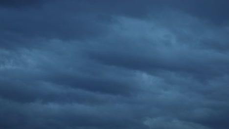 Dunkelblaue-Wolken-Bedecken-Den-Winterhimmel-In-Der-Abenddämmerung