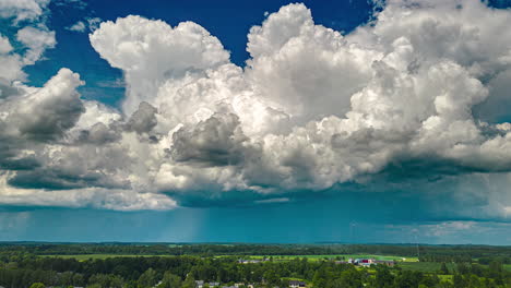 Dynamische-Cumulonimbus-Gewitterwolken-Bilden-Sich---Drohnen-Hyperlapse