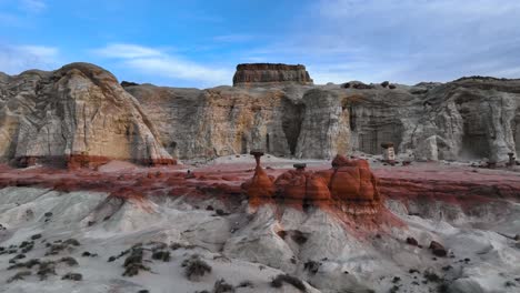 Hoodoos-De-Seta-Venenosa-De-Arenisca-Roja-En-Kanab,-Utah,-EE.UU.---Retroceso-De-Drones