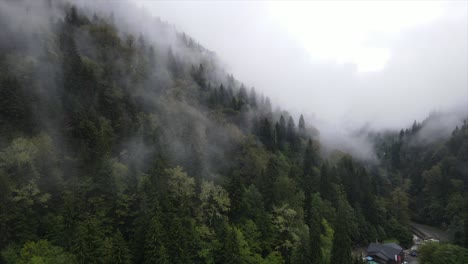 Vista-Superior-Con-Drones-Para-Montañas-Verdes-Con-Niebla-En-Un-Día-Nublado-Por-La-Tarde