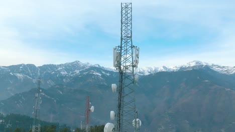 Toma-Panorámica-Aérea-De-Una-Torre-De-Red-En-El-Valle-De-Shogran,-Pakistán.