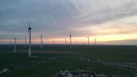 Windkraftanlagen-Windmühlengruppe-Bei-Sonnenuntergang-Luft-Erneuerbare-Energie