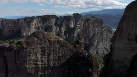 Drone-Sobre-Enorme-Formación-Rocosa-Meteora-Grecia-Cielo-Azul-Fondo-Día-Grecia