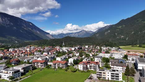 Bonaduz,-Schweiz-Mit-Malerischen-Bergen-Und-Strahlend-Blauem-Himmel,-Luftbild