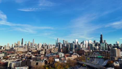 Städtische-Skyline-Der-Innenstadt-Von-Chicago-Und-Verkehr-Auf-Der-Schnellstraße