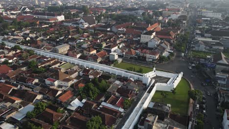 Vista-Aérea-Del-Nuevo-Fuerte-Del-Palacio-Blanco-De-Yogyakarta