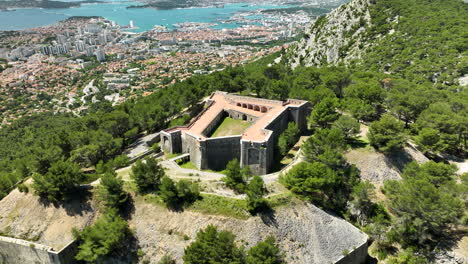 Histórico-Fuerte-Faron-En-La-Montaña-Con-Vistas-A-La-Ciudad-De-Toulon-En-La-Riviera-Francesa-En-Francia