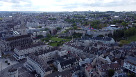 Caen-Stadtbild-Luftaufnahme-Pullback---Sonniger-Tag---Normandie,-Frankreich