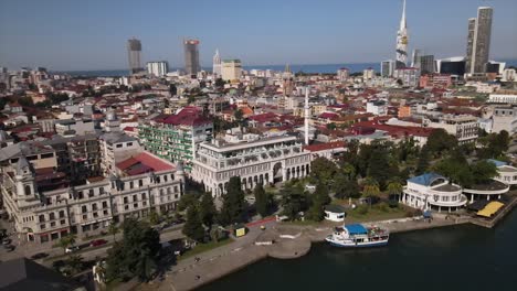 Draufsicht-Auf-Die-Stadt-Batumi-Mit-Alten-Und-Neuen-Gebäuden-Und-Der-Küstenseite-Mit-Dem-Schwarzen-Meer-Und-Auch-Booten