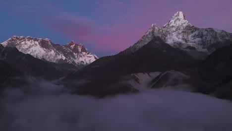 Un-Dron-Captura-La-Hora-Azul-Rosa-En-Tingboche,-Caminata-Al-Campamento-Base-Del-Everest,-Nepal,-Con-Impresionantes-Vistas-De-Ama-Dablam-Y-El-Everest.