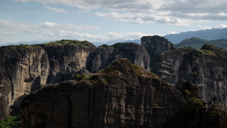 Zeitraffer-Der-Meteora-Felsformationen-Wolken-Bewegen-Sonnigen-Tag-Griechenland-Schwenken-Rechts