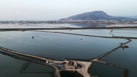 Vista-Aérea-De-Erice-Desde-El-Estanque-Salado-Trapani-Sicilia-Italia,-Drone-Al-Atardecer