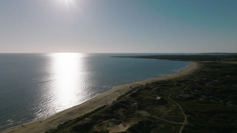 Cielo-Azul-Y-Mar-En-Un-Día-Soleado-De-Verano-En-La-Costa-Oeste-De-Suecia,-Vista-De-Drones-Panorámica-Hacia-La-Izquierda