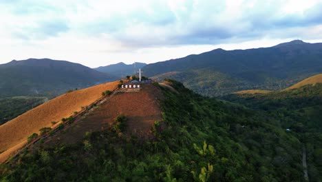 Drone-Aéreo-Volando-Hacia-El-Monte-Tapyas-Con-Una-Gran-Cruz-En-La-Parte-Superior