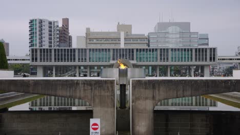 Friedensdenkmal-Und-Ewige-Flamme-In-Hiroshima,-Japan