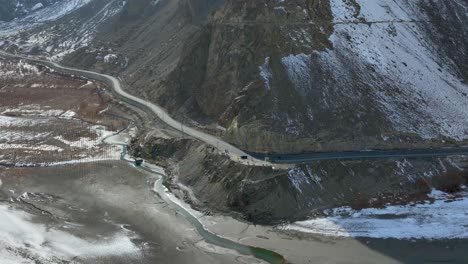 Erhöhte-Ansicht-Der-Skardu-Landschaft-Mit-Leeren-Autobahnen-In-Pakistan-Während-Des-Tages