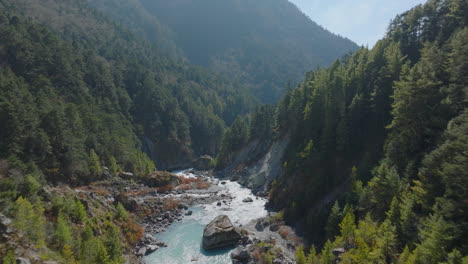 Eine-Drohne-Folgt-Dem-Fluss-Dudh-Koshi,-Der-Sich-Durch-Den-Sagarmatha-Nationalpark-In-Nepal-Schlängelt