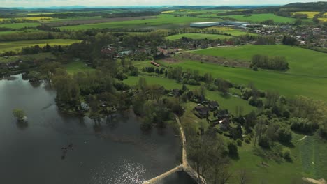 Siguiente-Pájaro-Con-Vista-De-Drone-Del-Paisaje-Rural-Bohemio-En-Chequia,-área-De-Plzen-Pájaro-Bohemia-Volando-Sobre-La-Ciudad-De-Praga-En-La-República-Checa