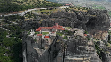 Orbit-Luftaufnahme-Des-Klosters-Der-Heiligen-Dreifaltigkeit-In-Meteora,-Griechenland,-Sonniger-Tag