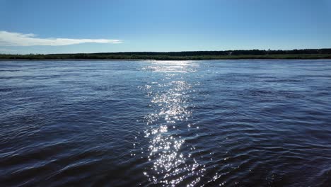 Eine-Friedliche-Flussszene-An-Einem-Sonnigen-Tag-Mit-Schimmernden-Spiegelungen-Auf-Dem-Wasser