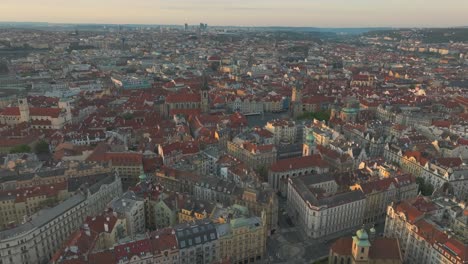 Toma-De-Drones-En-La-Plaza-De-La-Ciudad-Vieja-De-Praga-Del-Reloj-Astronómico-En-La-República-Checa,-República-Checa