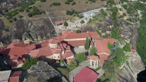 Drone-Sobre-El-Santo-Monasterio-Del-Gran-Meteorón-Meteora-Grecia-Inclinado-Hacia-Abajo