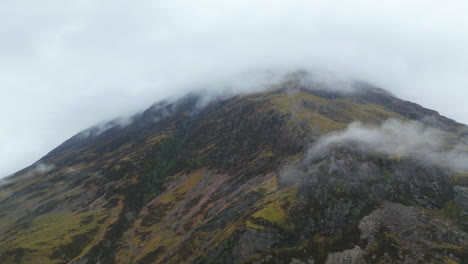 Glencoe-Hochland-Berggipfel-In-Den-Wolken-Versteckt-Luft-Umlaufbahn