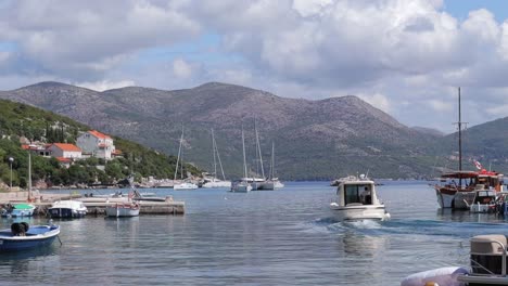 Paseo-En-Barco-En-Las-Islas-Elaphiti,-Croacia