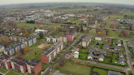 Movimiento-De-Paralaje-Alrededor-De-Las-Casas.-Suburbio-En-Letonia.-Europa